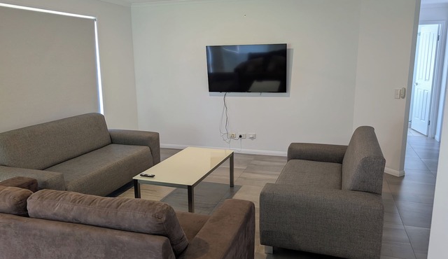 Modern 3-Bedroom Comfort in Oxenford, 5 minutes from Movie World