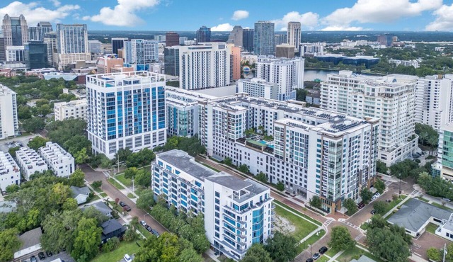 Modern 3 bedroom condo in downtown w free parking