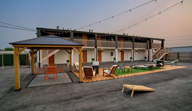 Modern 3-bedroom detached space w/WiFi, kitchen, full-size fridge, living room