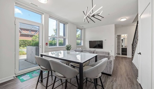 Modern 3-Bedroom Duplex Suite Complimentary Parking