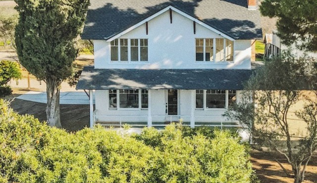 Modern 3 bedroom Historic Reedley Farmhouse with WiFi and AC near National Parks