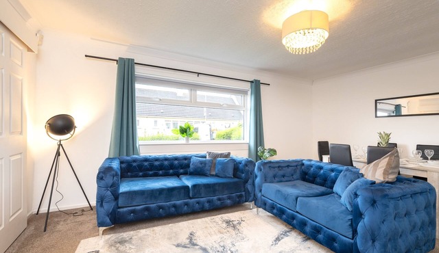 Modern 3 bedroom house with wet room - Spacious accommodation with free parking and wifi