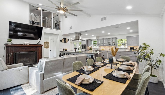 Modern 3-bedroom house walking distance from UF stadium!