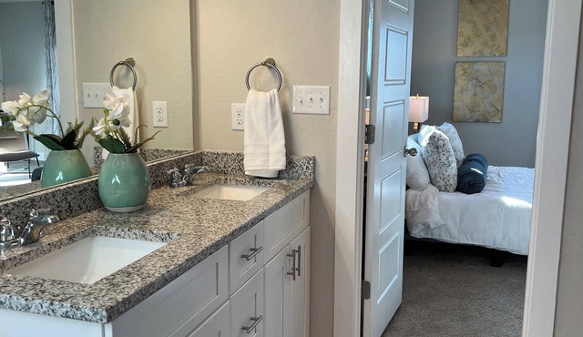Modern 3-bedroom House Features 3 Ensuite Baths, Close to Alamo Heights