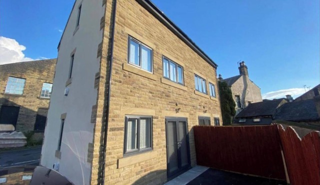 Modern 3 Bedroom Holiday Home - Private Parking - sleeps 10 - 2 Min M62