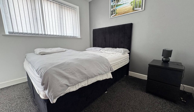 Modern 3 Bedroom Holiday Home - Private Parking - sleeps 12 - 2 Min M62