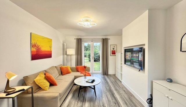 Modern 3 Bedroom Home | Free Parking | 6 Guests