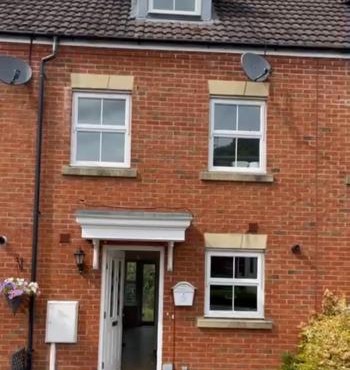 Modern 3-Bedroom Home 3 Minutes from Biggin Hill Airport - Secure Gated Community