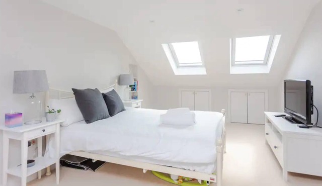 Modern 3 Bedroom Home in Honor Oak beside Nature Reserve