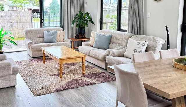 Modern 3-Bedroom Home in Panmure with Free Parking.