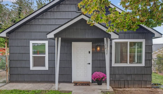 Modern 3 bedroom Home in Prime Location! 7 guests