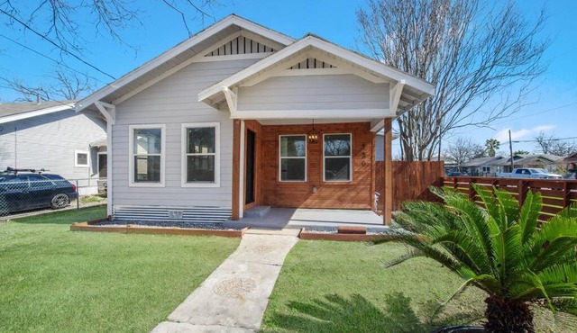 Modern 3 bedroom home 2 mi from Downtown-Alamodome