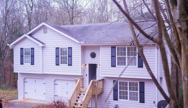 Modern 3 Bedroom Home w Theater Room & Laundry Area: Your Ultimate Comfort Zone