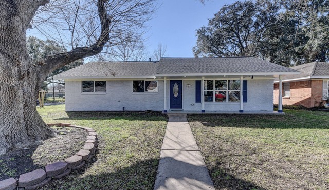 Modern 3 bedroom home with Hot tub and great outdoor ambiance!