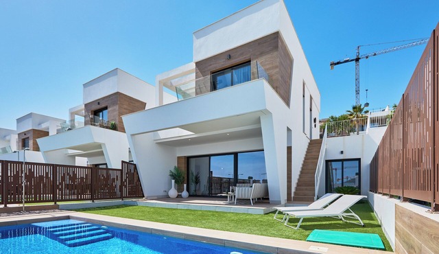Modern 3 bedroom house with pool - by Welcomely