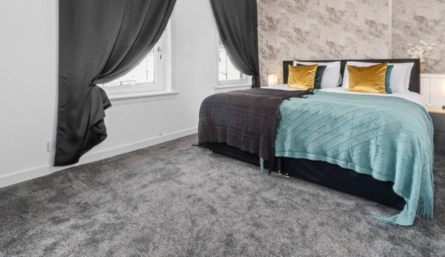 Modern 3 bedroom house with private parking, modern kitchen and easy access around Glasgow