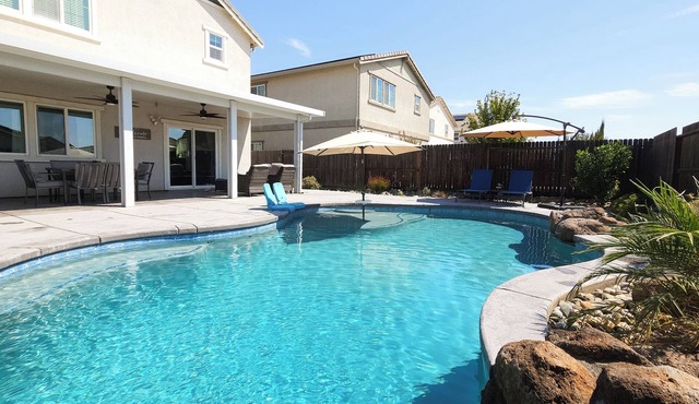 Modern 3-bedroom house w/solar heated saltwater pool + workspace