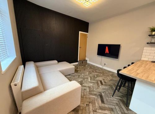 Modern 3 Bedroom house, short walk to train station and town centre, close to Manchester Airport and PLouise