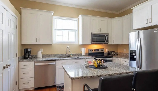 Modern 3-bedroom house, TV each room,big fence yard, Pet stay free, Lighted Deck