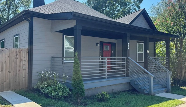 Modern 3-bedroom house with hot tub and backyard near downtown Atlanta.