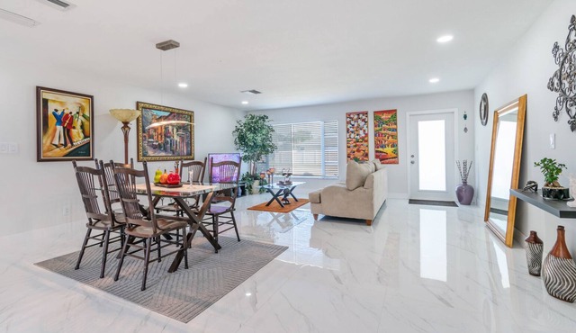 Modern 3 bedroom House for 8 Guest + Pool