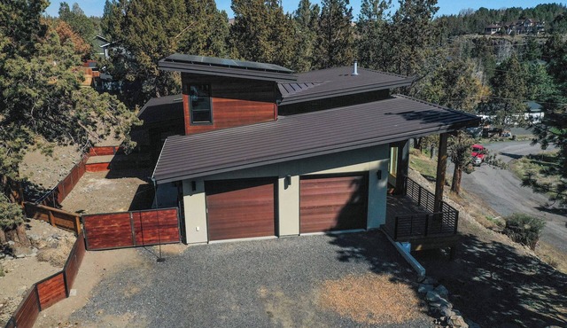 Modern 3-bedroom house with WiFi, AC in Bend/Tumalo