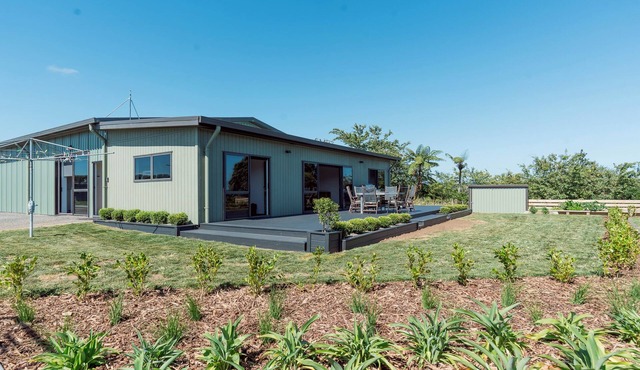 Modern 3 Bedroom Guesthouse in New Plymouth. Rural outlook so close to the city