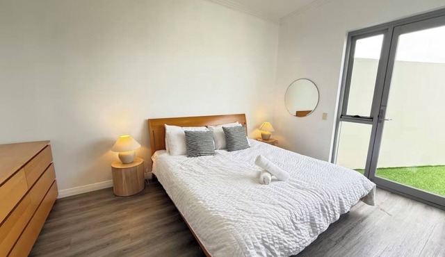 Modern 3 bedroom penthouse - next to Westfield Mall