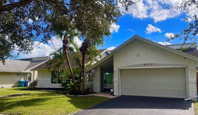 Modern 3-bedroom pool home with WiFi and AC 2 full bathroom in Lauderhill.
