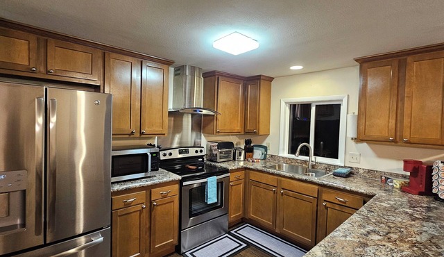 Modern 3-Bedroom Retreat in Howland - WiFi, Office & Fitness Space