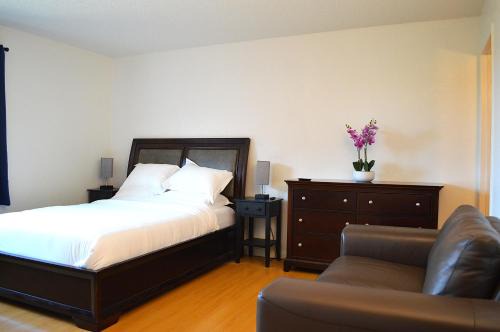 Modern 3 Bedroom Suite with AC for Family and Work group