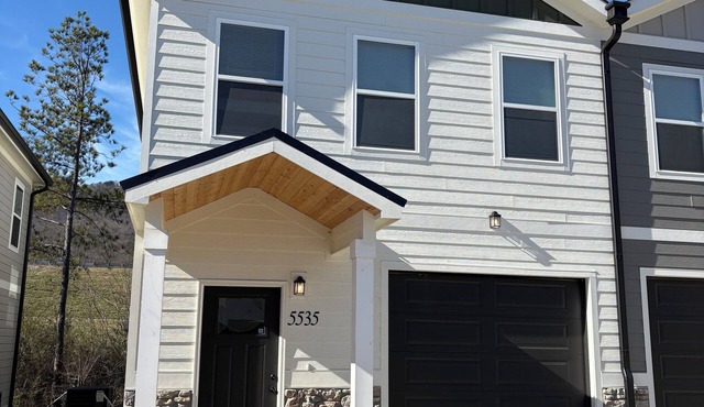 Modern 3-bedroom townhome with in Chattanooga