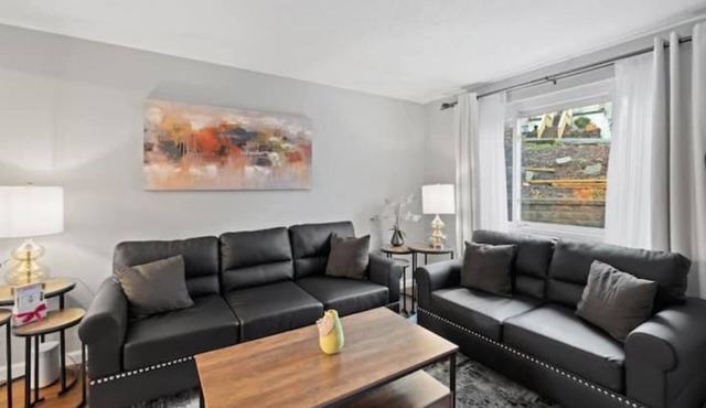 Modern 3 Bedroom Townhome Close to Downtown