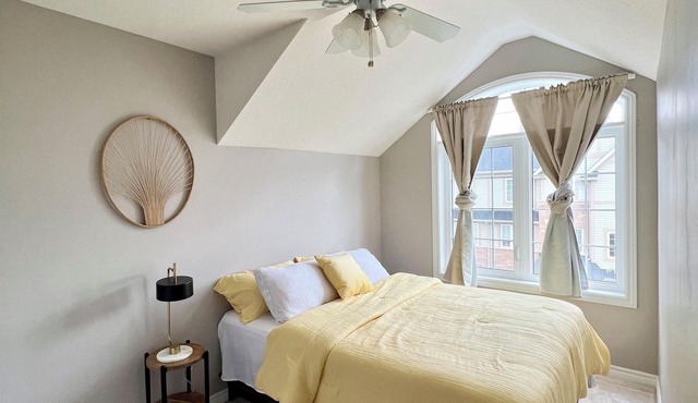 Modern 3 Bedroom Townhouse w/Parking and Office