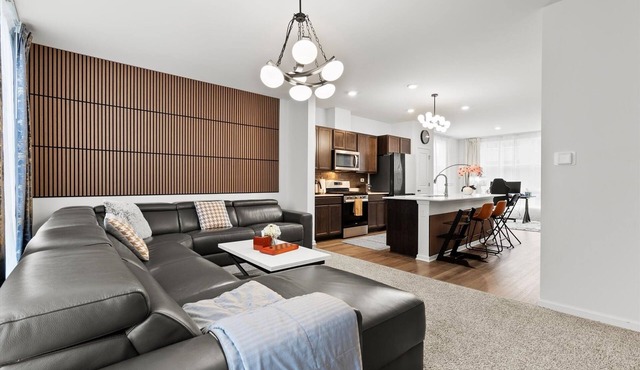 Modern 3-Bedroom Townhouse in the Heart of Lombard – Steps from Yorktown Center