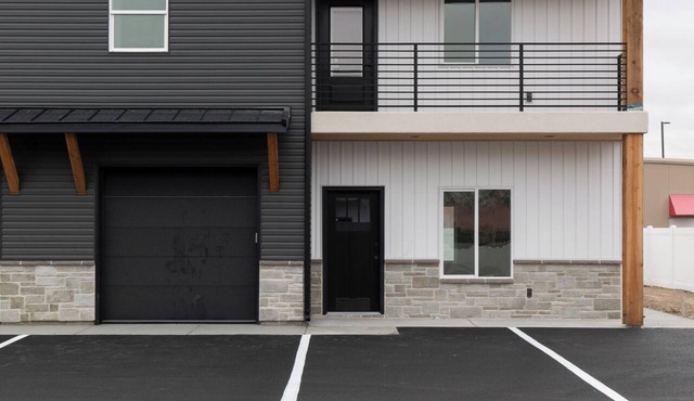 Modern 3-Bedroom Townhouse in the Heart of Shelley - Beautifully Staged