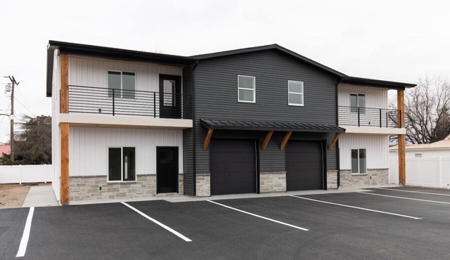 Modern 3-Bedroom Townhouse - Unit #1