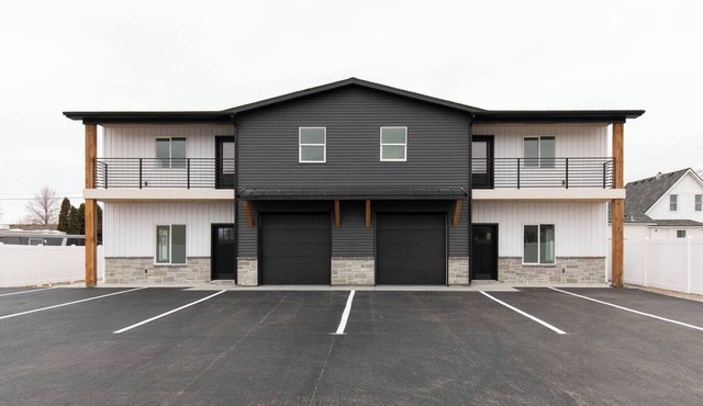 Modern 3-Bedroom Townhouse in the Heart of Shelley - Unit 2