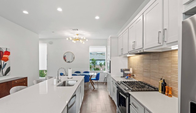 Modern 3-bedroom townhome in Dallas with Private Rooftop, Private Garage, Grill