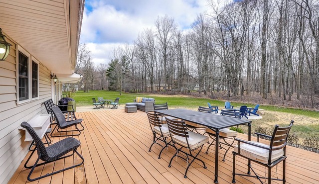 Modern 3-bedroom single story Chagrin Falls Home with large private yard