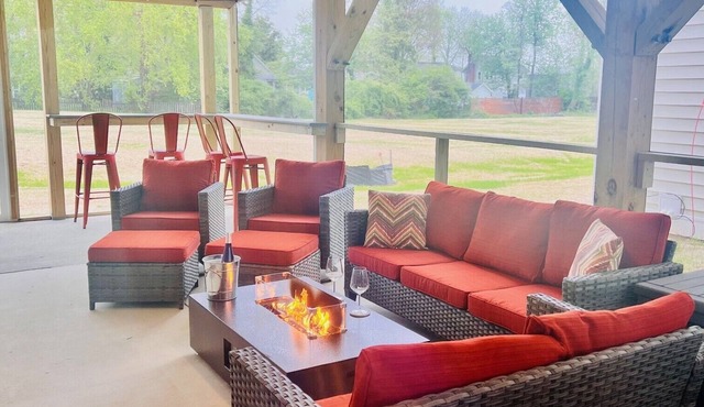 Modern 3-bedroom house in Colonial Beach with access to pool and private hot tub