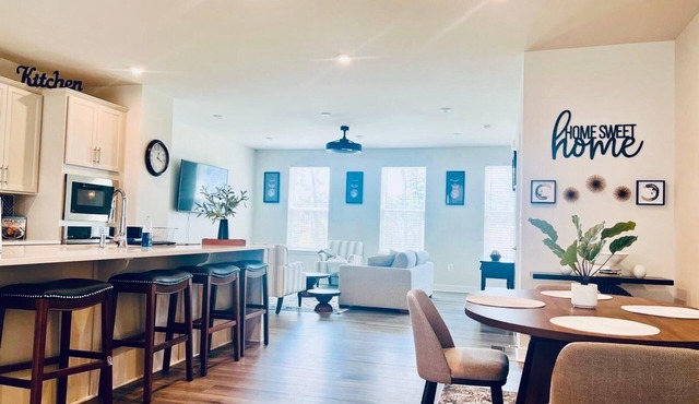 Modern 3-Bedroom Townhome – Perfect Location Near Restaurants & Shopping!