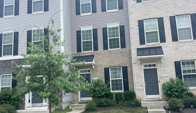 Modern 3 bedroom townhome near the downtown DC area with WiFi, AC, fitness room