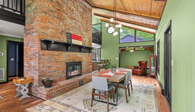 Modern 3-bedroom house with EV Charger in West Jefferson