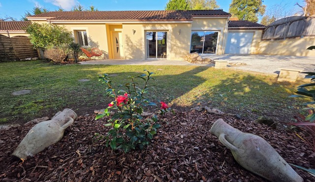 Modern 3 bedroom villa ideal location 1 minute from Sarlat-la-Canéda