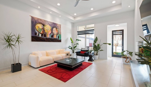 Modern 3-Bedroom Villa Retreat in Omaha – Elegance & Convenience Combined