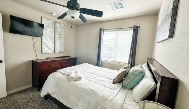 Modern 3 bedroom with hot/cool tub!