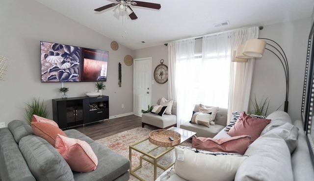 Modern 3 Bedroom with 5 beds, Firepit only 10 minutes from Uptown CLT