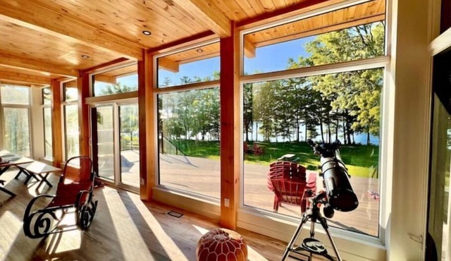 Modern 3 Bedrooms Lakefront Retreat With hot Tub!