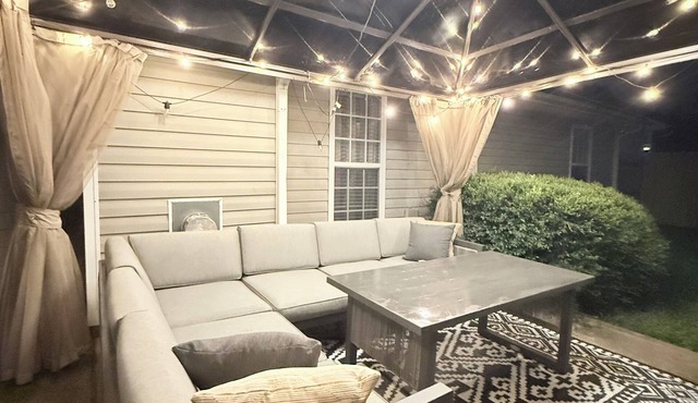 Modern 3 BR 2 BA Home with Backyard – 8mi Downtown